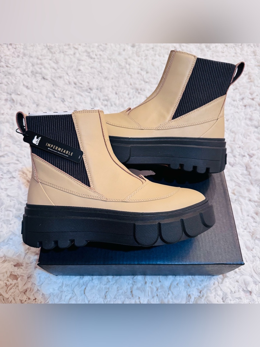 New Sorel Women's Caribou Platform Chelsea Boots
